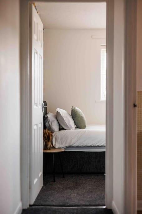 2 Bedroom House-Driveway - Bournemouth Hospital - Long Stay Discounts - Lima Apartments Ltd Ngoại thất bức ảnh