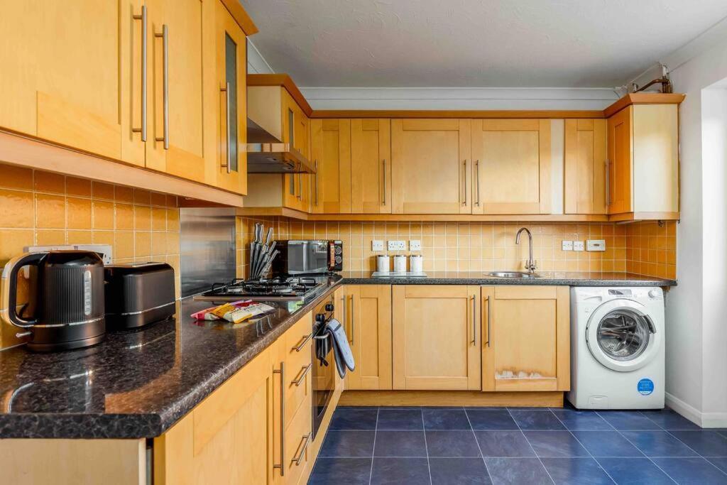 2 Bedroom House-Driveway - Bournemouth Hospital - Long Stay Discounts - Lima Apartments Ltd Ngoại thất bức ảnh